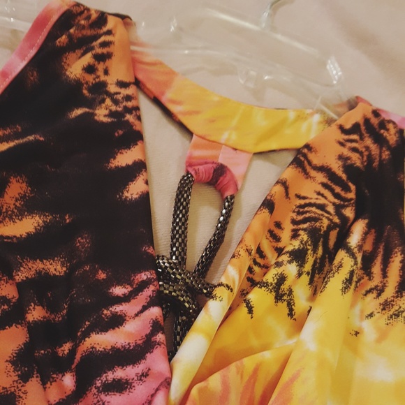 CHARLOTTE RUSSE SLEEVELESS TOP - Picture 2 of 5